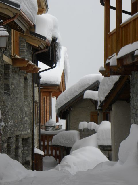 LA HAMEAU DES BOISSES LE HAUT TIGNES 1850 ENTRÉE APPARTEMENT AU FOND A GAUCHE